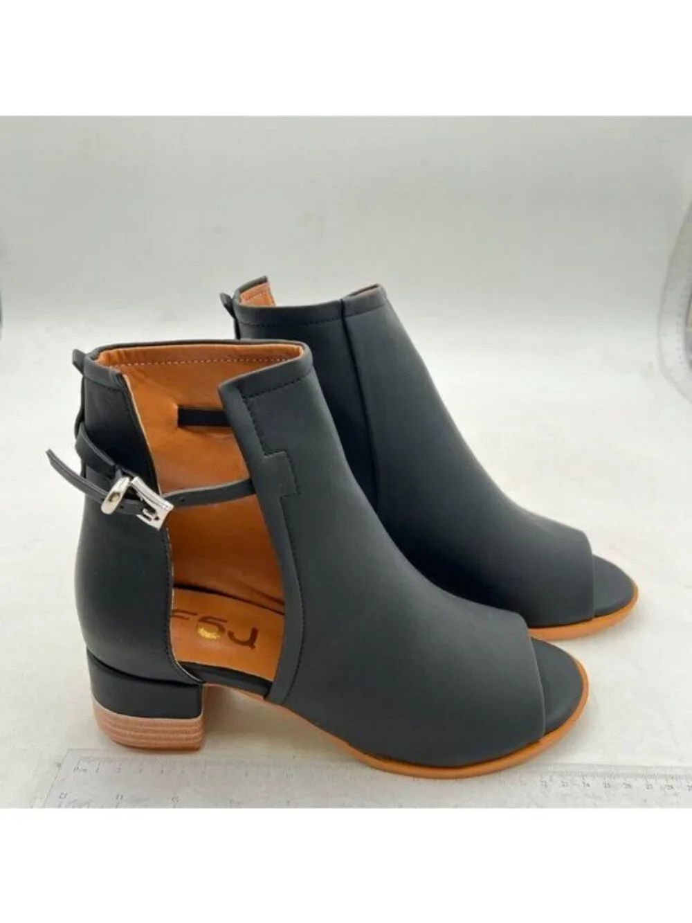 FSJ women peep